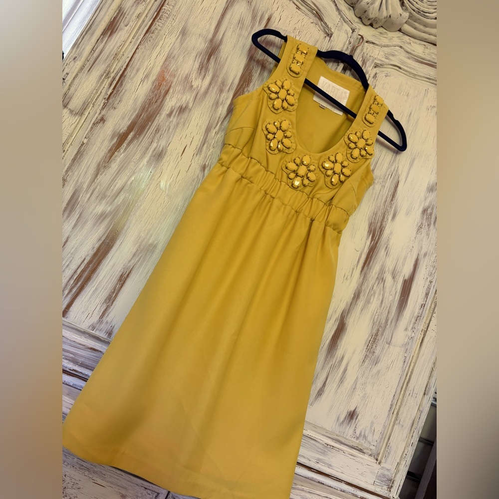 Yellow Sleeveless Dress with Floral Embellishments💛